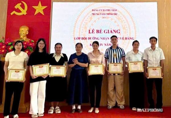 Đảng bộ xã Phú Thái kết nạp 90 đảng viên, vượt hơn 20% chỉ tiêu năm, trong đó có 37 học sinh THPT, cao hơn so với bình quân của toàn thành phố (93%) .