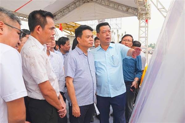 đồng chí Lê Ngọc Châu, Ủy viên Trung ương Đảng, Bí thư Thành ủy, Trưởng Đoàn đại biểu Quốc hội thành phố cùng Đoàn công tác kiểm tra thực địa một số dự án trọng điểm và làm việc với 11 xã, phường khu vực Kinh Môn, Kim Thành về tình hình thực hiện Nghị quyết số 11-NQ/TU ngày 15/7/2026 của Ban Chấp hành Đảng bộ thành phố.