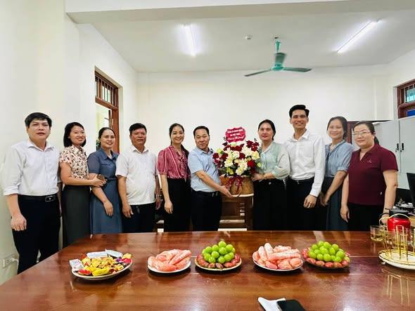 Đồng chí Nguyễn Hữu Thông - Thành uỷ viên, Bí thư Đảng ủy xã Phú Thái đã đến thăm, tặng hoa và chúc mừng tập thể cán bộ, công chức Ban Xây dựng Đảng. Nhân dịp kỷ niệm 96 năm Ngày truyền thống ngành Tổ chức xây dựng Đảng (14/10/1930 – 14/10/2026)