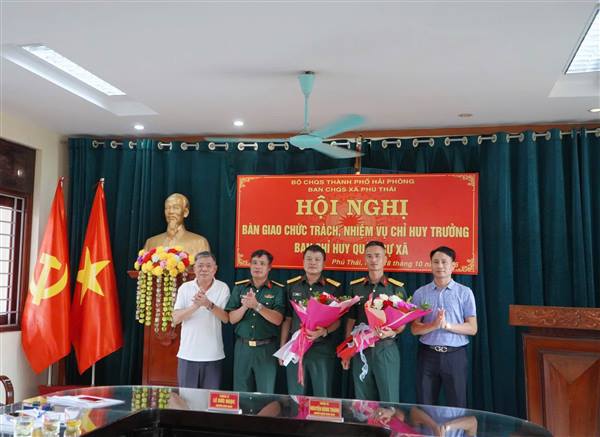 Ban Chỉ huy Quân sự (CHQS) xã Phú Thái tổ chức Hội nghị bàn giao chức trách, nhiệm vụ Chỉ huy trưởng Ban CHQS xã. 