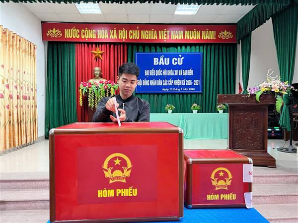 xã Phú Thái, đông đảo cử tri trẻ đã nêu cao tinh thần trách nhiệm, tích cực tham gia bỏ phiếu bầu đại biểu Hội đồng nhân dân các cấp.