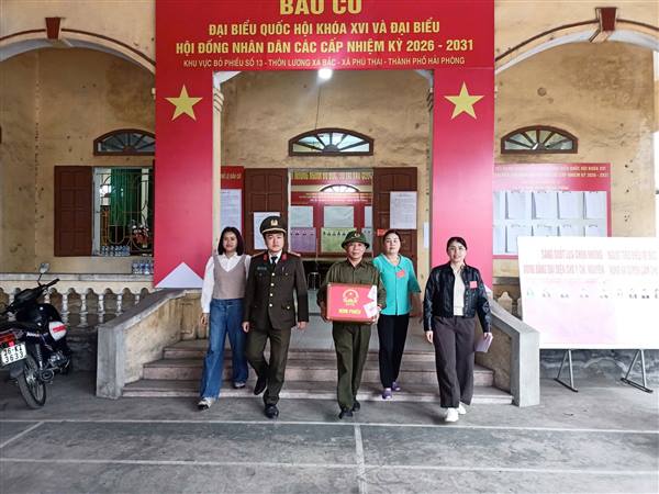 Xã Phú Thái tổ chức hòm phiếu phụ phục vụ cử tri không thể đến điểm bầu cử
