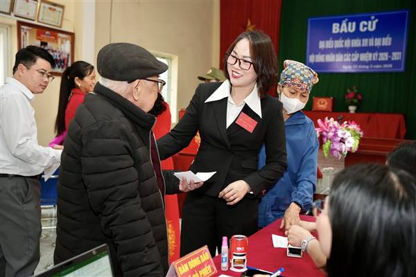 Thể hiện tinh thần trách nhiệm và quyền làm chủ của nhân dân đối với ngày hội dân chủ của đất nước.