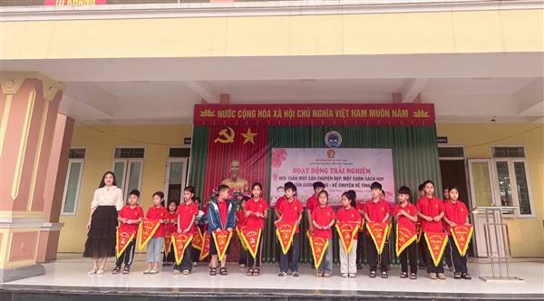 Liên đội Trường Tiểu học Kim Anh xã Phú Thái, đã tổ chức hoạt động trải nghiệm với chủ đề kể chuyện về tình bạn trong tiết sinh hoạt dưới cờ. tiếp tục lan toả phong trào “Mỗi tuần một câu chuyện đẹp, một cuốn sách hay, một tấm gương sáng”