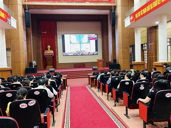 Ban Xây dựng Đảng Đảng ủy xã Phú Thái tổ chức điểm cầu trực tuyến tham dự Hội nghị Báo cáo viên Thành phố tháng 4 năm 2026 theo kế hoạch của Ban Tuyên giáo và Dân vận Thành ủy.