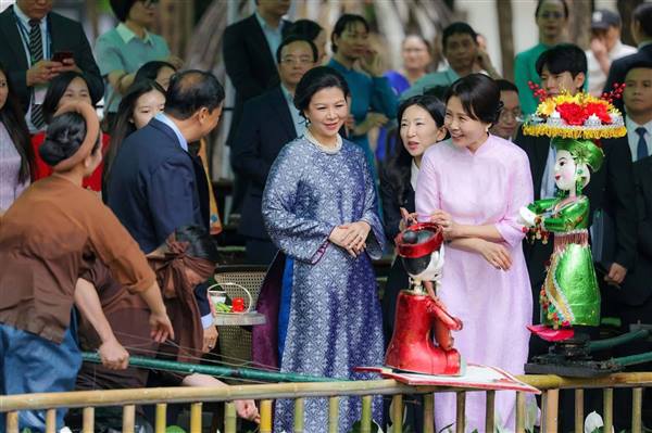 Sáng 23/4, trong khuôn khổ chuyến thăm cấp Nhà nước đến Việt Nam, bà Kim Hae Kyung, Phu nhân Tổng thống Hàn Quốc Lee Jae Myung, đã cùng Phu nhân Tổng Bí thư, Chủ tịch nước Tô Lâm - bà Ngô Phương Ly thăm Bảo tàng Dân tộc học Việt Nam.