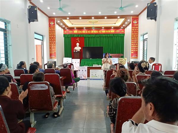 Phòng Kinh tế xã Phú Thái phối hợp với Trung tâm Dịch vụ Sự nghiệp công xã tổ chức lớp tập huấn kỹ thuật phòng trừ sâu bệnh hại lúa Xuân và phòng chống dịch bệnh cho đàn vật nuôi tại hội trường nhà văn hóa thôn Quỳnh Khê 2. 