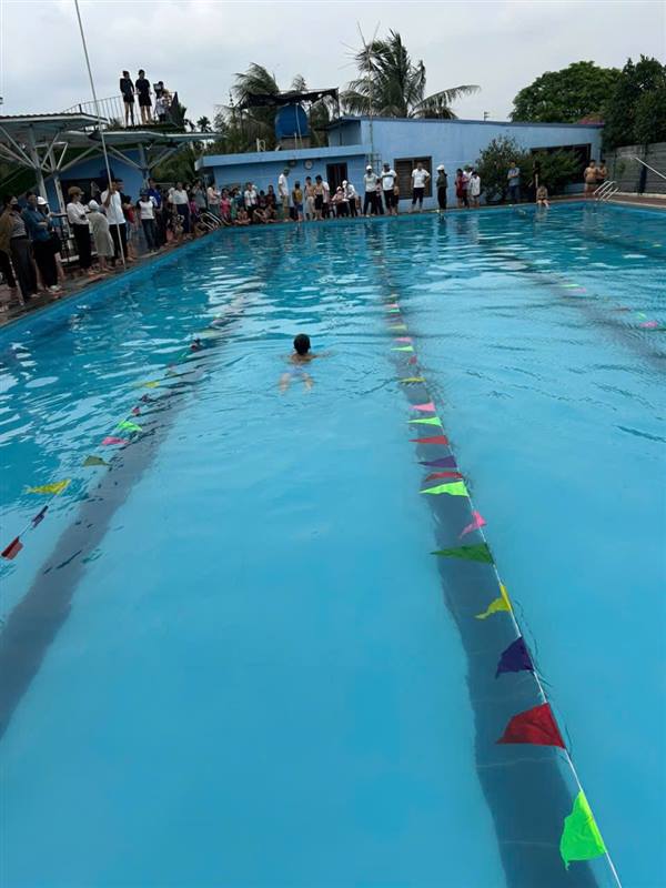 Phòng Văn hóa – Xã hội xã tổ chức khảo sát môn Bơi cho các VĐV thuộc các trường Tiểu học, THCS trong toàn xã.