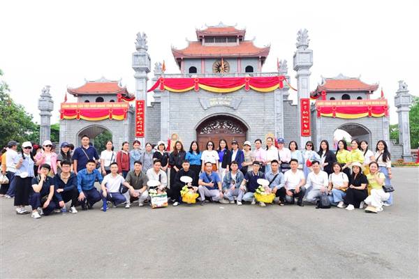 Trung tâm Chính trị xã Phú Thái đã tổ chức cho học viên lớp Đảng viên mới khóa II tham gia chuyến nghiên cứu thực tế tại Khu di tích lịch sử Đền Hùng (tỉnh Phú Thọ).