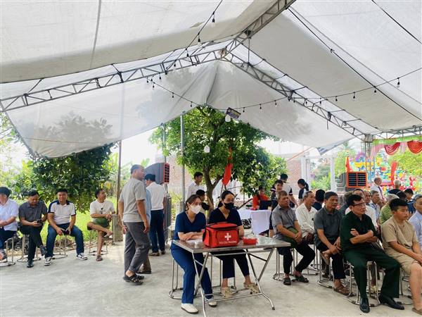 Trạm Y tế xã triển khai các hoạt động đảm bảo y tế, vệ sinh an toàn thực phẩm nhằm bảo vệ sức khỏe nhân dân và du khách tham dự trong ngày diễn ra Lễ hội tại Đình làng