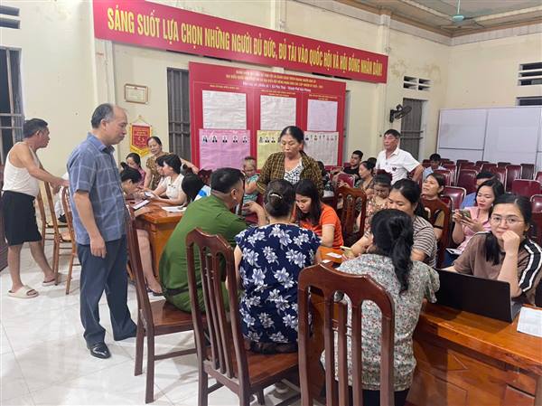 Xã Phú Thái huy động đông đảo lực lượng Công an, Giáo viên, Cán bộ thôn, tổ công nghệ số... tăng cường kích hoạt sổ sức khỏe điện tử, tích hợp tài khoàn an sinh xã hội cho người dân.