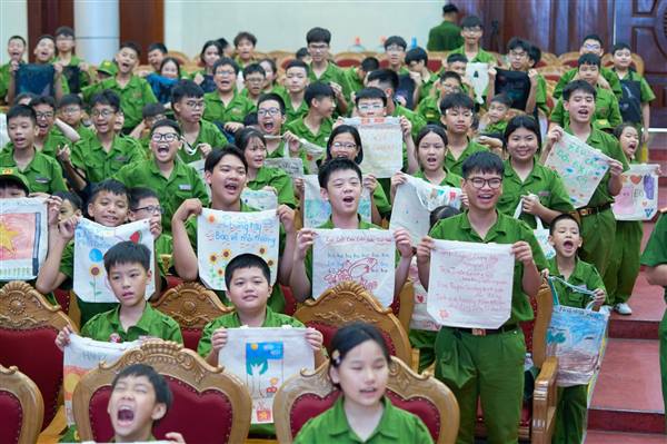 Trải nghiệm làm “chiến sĩ công an nhỏ tuổi”.  “Học Làm Chiến Sĩ Công An” đồng hành cùng các con trong mùa hè kỳ diệu này!