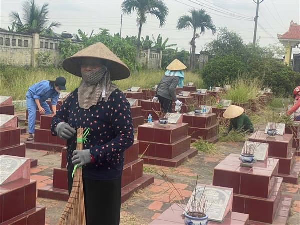 Hôi Cựu chiến binh phối hợp với phât tử xã Phú Thái tổ chức cắt cỏ, quét dọn nghĩa trang liêt sỹ tri ân các anh hùng liêt sỹ nhân kỷ niệm 51 năm giải phóng niềm Nam thống nhất đất nước 30/4/1975-30/4/2026.