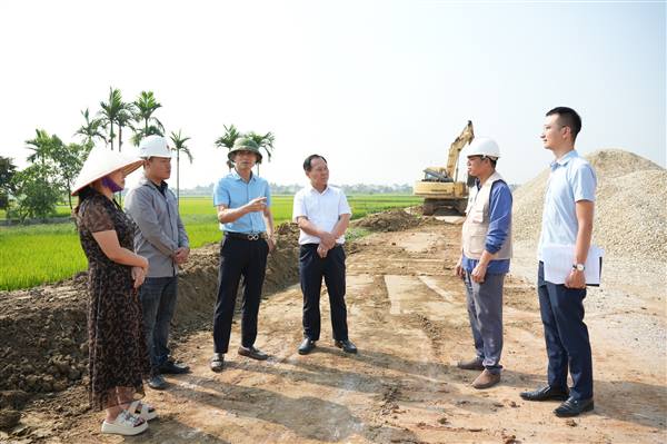Thường trực Đảng ủy xã đã tổ chức đoàn đi kiểm tra thực tế một số công trình giao thông trọng điểm trên địa bàn huyện Kim Thành cũ do Ban Quản lý dự án đầu tư xây dựng xã Phú Thái quản lý.