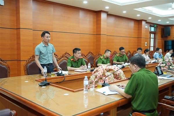 Tổ công tác của thành phố về tăng cường công tác bảo đảm trật tự công cộng, trật tự đô thị, trật tự đường hè và hành lang an toàn đường bộ, đường sắt đã về làm việc với UBND xã Phú Thái về kết quả thực hiện Chỉ thị số 17 của UBND thành phố từ tháng 11 năm 2025 đến nay.