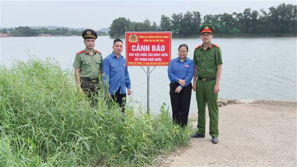 Phát huy vai trò xung kích của đoàn viên thanh niên trong công tác bảo đảm an toàn cho Nhân dân, Chi đoàn Công an xã phối hợp cùng Đoàn Thanh niên xã Phú Thái tổ chức cắm biển cảnh báo “Khu vực nước sâu nguy hiểm” tại các ao, hồ, sông và khu vực tiềm ẩn nguy cơ xảy ra tai nạn đuối nước trên địa bàn.