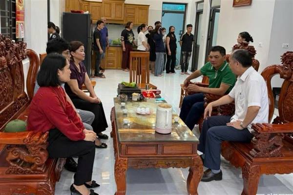Lãnh đạo xã Phú Thái hỏi thăm, chia buồn gia đình có cháu học sinh bị đuối nước.