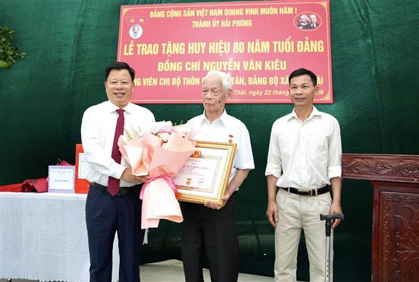 Thành ủy Hải Phòng tổ chức lễ trao tặng Huy hiệu 80 năm tuổi Đảng cho đồng chí Nguyễn Văn Kiêu, nguyên Bí thư Đảng ủy xã Kim Khê (cũ) tại nhà riêng tại thôn Phương Tân, xã Phú Thái.