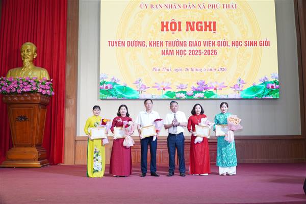UBND xã Phú Thái tổ chức Hội nghị tuyên dương, khen thưởng giáo viên giỏi, học sinh giỏi, năm học 2025 - 2026.