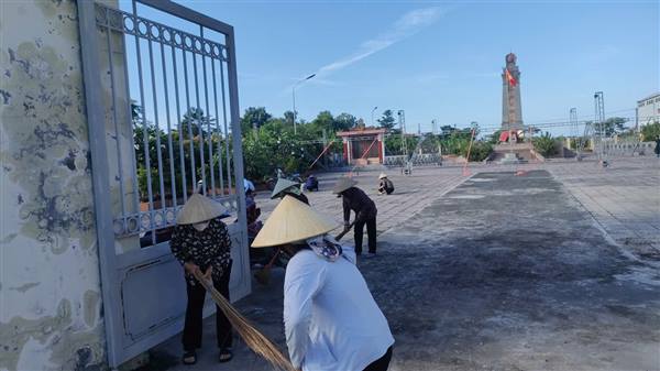 Hội Liên hiệp Phụ nữ xã và Hội Cựu Chiến binh xã đã phối hợp tổ chức dọn vệ sinh, chỉnh trang khuôn viên Nghĩa trang Liệt sĩ Kim Lương nhằm chuẩn bị cho hoạt động làm sạch trước lấy mẫu, bàn giao mẫu và số hóa thông tin mẫu hài cốt liệt sĩ sẽ được tổ chức vào sáng ngày 27/5/2026.