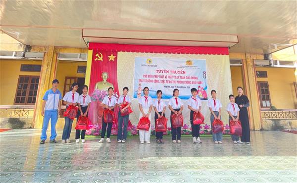 Công an xã Phú Thái phối hợp với Phòng Cảnh sát giao thông và Cửa hàng xe máy điện Ứng Tâm tổ chức buổi tuyên truyền, phổ biến kiến thức pháp luật về trật tự an toàn giao thông, trật tự công cộng và phòng, chống đuối nước cho khoảng 900 học sinh Trường THCS Kim Liên.