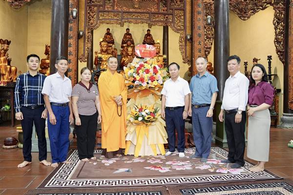 Nhân dịp Đại lễ Phật đản Phật lịch 2570 – Dương lịch 2026, các đồng chí Thường trực Đảng ủy xã đã đến thăm, chúc mừng các tăng ni, phật tử tại các chùa trên địa bàn xã.