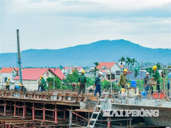 Nút giao nghìn tỷ ở Hải Phòng cán mốc 96%, sắp về đích. Dự án Đầu tư xây dựng nút giao liên thông kết nối quốc lộ 17B với quốc lộ 5, đường sắt Hà Nội - Hải Phòng có tổng mức đầu tư 1.867 tỷ đồng.