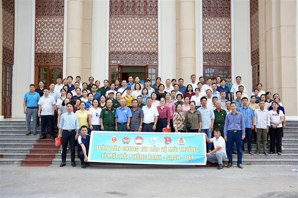 Xã Phú Thái ra quân hưởng ứng phong trào toàn dân chung tay bảo vệ môi trường