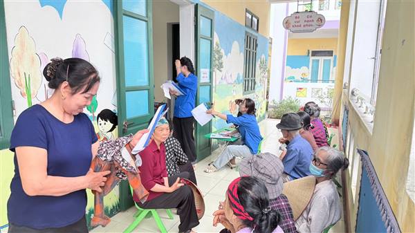 Đoàn Thanh niên xã Phú Thái tiếp tục phối hợp hỗ trợ chương trình khám sức khỏe định kỳ cho người cao tuổi trên địa bàn xã tại điểm trường chính Trường Mầm non Kim Liên.