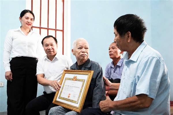 Đảng uỷ xã Phú Thái trao huy hiệu đảng tại nhà cho đảng viên cao tuổi.
