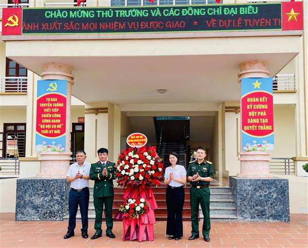 Đảng ủy, HĐND, UBND xã Phú Thái tổ chức đoàn công tác đến thăm, tặng quà và động viên các chiến sĩ mới là con em quê hương Phú Thái đang học tập, huấn luyện tại Trường Quân sự Quân đoàn 12.