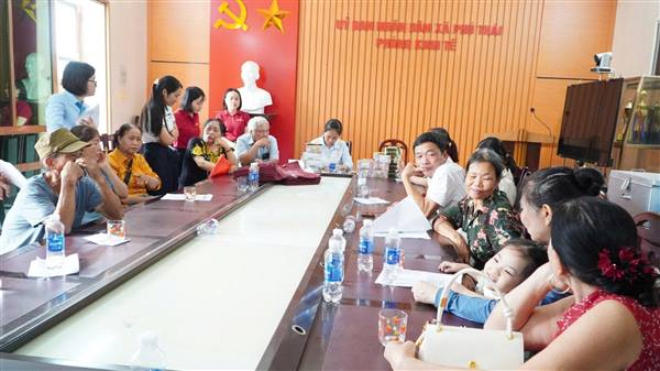 Xã Phú Thái tổ chức chi trả tiền bồi thường, hỗ trợ giải phóng mặt bằng dự án xây dựng một số đoạn đường gom phía bắc quốc lộ 5