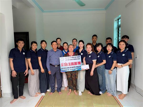 Đoàn Thanh niên xã đã cùng đại diện Uỷ ban MTTQ Việt Nam và Hội Yêu từ thiện Kim Thành đến thăm hỏi, động viên và trao số tiền hỗ trợ 33.000.000 đồng tới gia đình em Nguyễn Trung Hiếu (thôn Phương Duệ, xã Phú Thái)