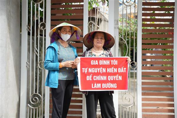 Cán bộ và nhân dân thôn Lương Xá Bắc, xã Phú Thái đã phát huy tinh thần đoàn kết, đồng thuận, tự nguyện hiến đất để mở rộng các tuyến đường giao thông trên địa bàn.