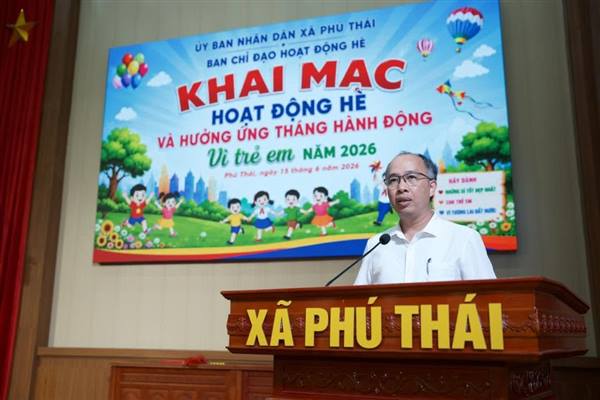 Ban chỉ đạo hoạt động hè xã Phú Thái tổ chức khai mạc hoạt động hè và hưởng ứng tháng hành động vì trẻ em năm 2026, trao quà cho học sinh nghèo có hoàn cảnh khó khăn. 