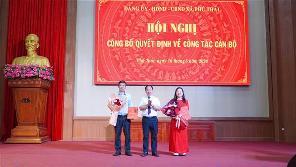 Xã Phú Thái công bố các Quyết định về công tác cán bộ

