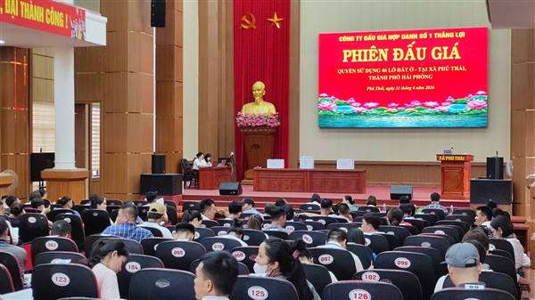 Không khí đấu giá quyền sử dụng đất nhộn nhịp tại hội trường xã Phú Thái.
