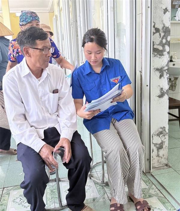 Đoàn Thanh niên xã Phú Thái đã huy động đoàn viên, thanh niên tham gia hỗ trợ hoạt động khám sức khỏe định kỳ cho người cao tuổi các thôn Cống Khê, Vân Dương và Phương Tân tại Điểm trạm Y tế số 4.