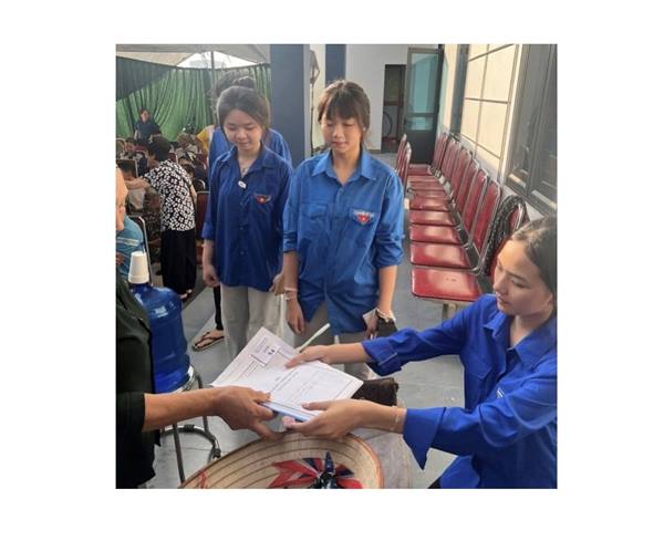 Đoàn Thanh niên xã Phú Thái đã huy động lực lượng đoàn viên, thanh niên tham gia hỗ trợ công tác tổ chức chương trình khám bệnh, tư vấn sức khỏe và cấp phát thuốc miễn phí cho người cao tuổi.