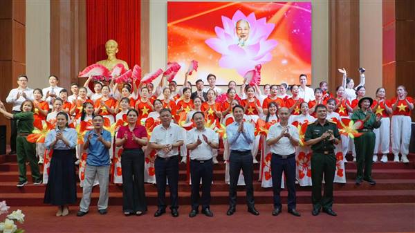 Sôi nổi chương trình nghệ thuật “Vang mãi bản hùng ca”