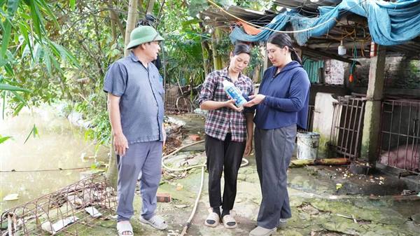 Tổ công tác chuyên môn của Trung tâm dịch vụ sự nghiệp công xã Phú Thái đã tổ chức kiểm tra thực tế, kết hợp hướng dẫn kỹ thuật tại một số hộ chăn nuôi trên địa bàn thôn Thiện Đáp.