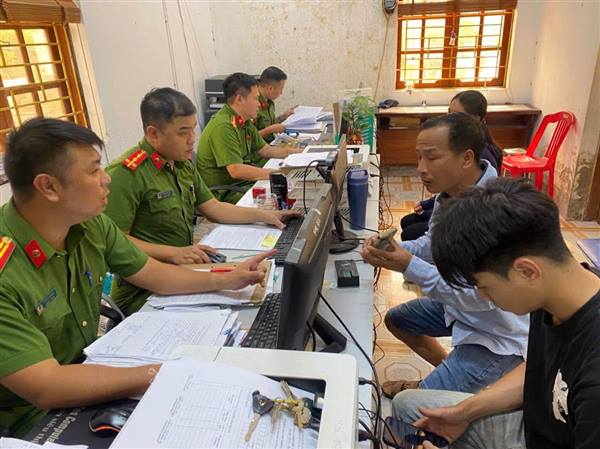 Công an xã Phú Thái tận tình hướng dẫn, thu nhận hồ sơ, lấy dấu vân tay, chụp ảnh và giải quyết thủ tục hành chính cho công dân là minh chứng cho tinh thần trách nhiệm, sự tận tâm và quyết tâm xây dựng lực lượng Công an “vì Nhân dân phục vụ”.