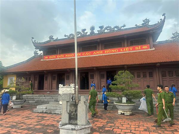 Đoàn Thanh niên Công an xã Phú Thái phối hợp với Đoàn Thanh niên xã Phú Thái và Đoàn Thanh niên Trường THPT Kim Thành II tổ chức dọn dẹp, vệ sinh khuôn viên Đền thờ các Anh hùng liệt sĩ.