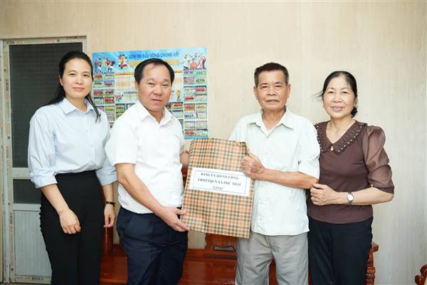 Xã Phú Thái thăm hỏi tặng quà gia đình chính sách dịp 27/7.