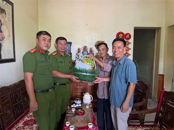 Công an xã Phú Thái đã tổ chức đến thăm hỏi, động viên và trao tặng những phần quà ý nghĩa tới các gia đình chính sách, người có công với cách mạng trên địa bàn xã. 