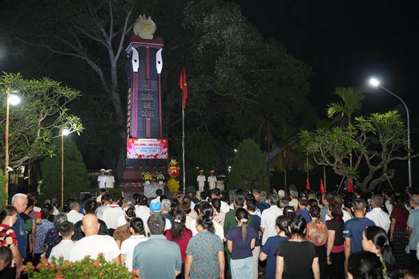 Đảng bộ, chính quyền và Nhân dân xã Phú Thái đã đồng loạt tổ chức Lễ Thắp nến tri ân các Anh hùng liệt sĩ tại 06 nghĩa trang liệt sĩ trên địa bàn xã.