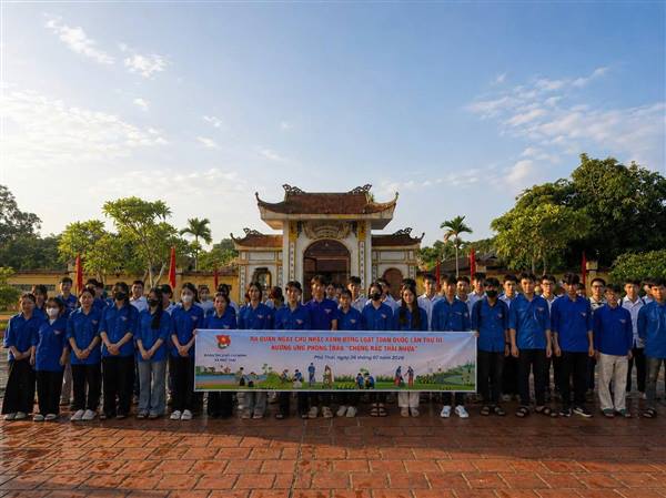 Đoàn TNCS Hồ Chí Minh xã Phú Thái phối hợp với Hội Liên hiệp Thanh niên Việt Nam xã tổ chức ra quân Ngày Chủ nhật xanh đồng loạt toàn quốc lần thứ III, hưởng ứng phong trào "Chống rác thải nhựa".
