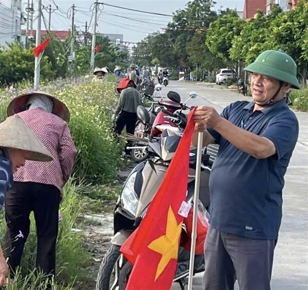 Ban công tác Mặt trận cùng với cấp ủy, Chi bộ, Quân dân chính cơ sở các thôn trên địa bàn xã Phú Thái đã tích cực tuyên truyền, vận động Nhân dân treo cờ Tổ quốc và đồng loạt ra quân dọn dẹp vệ sinh môi trường.