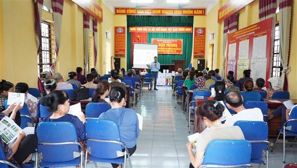 Trung tâm Dịch vụ sự nghiệp công xã Phú Thái phối hợp với Hội Phụ nữ xã Phú Thái, Trạm Trồng trọt và Bảo vệ thực vật Kim Môn và Công ty TNHH Syngenta Việt Nam tổ chức lớp tập huấn hướng dẫn phòng trừ sâu cuốn lá nhỏ lứa 6 và các sinh vật gây hại trên cây lúa cho trên 50 hộ nông dân trên địa bàn xã.