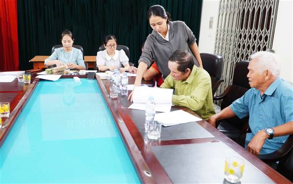 Hội đồng Bồi thường, Hỗ trợ và Tái định cư xã Phú Thái tổ chức chi trả tiền bồi thường, hỗ trợ đất ở, cây cối hóa màu và tài sản trên đất để giải phóng mặt bằng thực hiện Dự án xây dựng một số đoạn đường gom phía Bắc Quốc lộ 5 trên địa bàn huyện Kim Thành, tỉnh Hải Dương (cũ), nay thuộc xã Phú Thái, thành phố Hải Phòng.